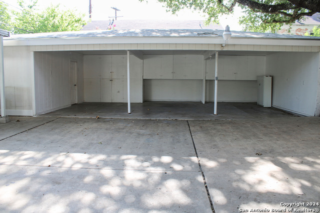 Listing photo id 5 for 331 Rosewood Ave E Apart