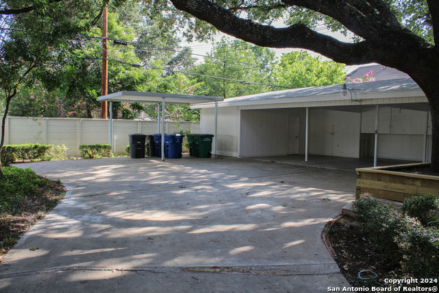 Listing photo id 6 for 331 Rosewood Ave E Apart