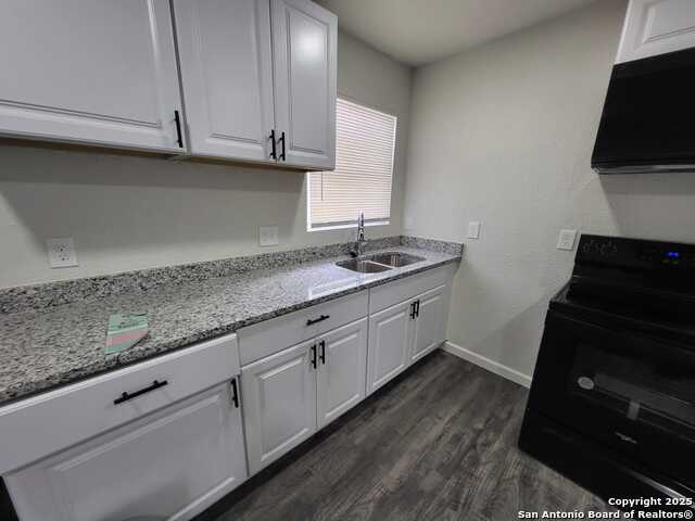 Image 11 of 13 For 235 Bee St  