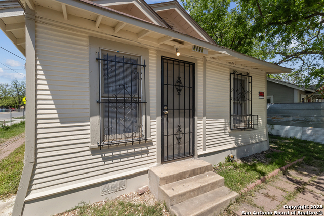 Image 3 of 32 For 2121 San Fernando