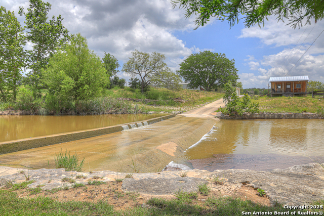 Listing photo id 100 for 1514 Fm 1376