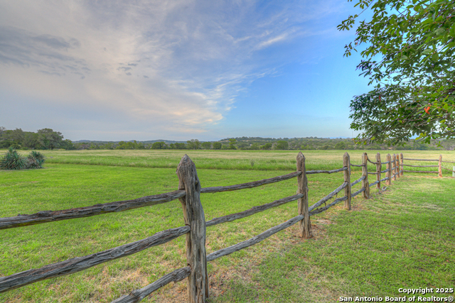 Listing photo id 107 for 1514 Fm 1376