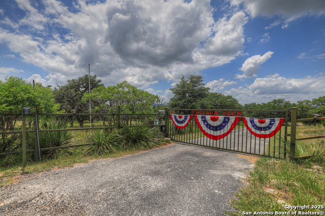 Listing photo id 3 for 1514 Fm 1376