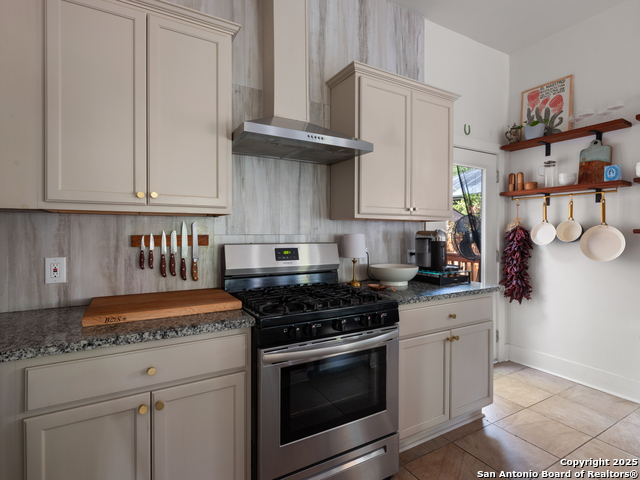 Listing photo id 12 for 238 Carolina Street