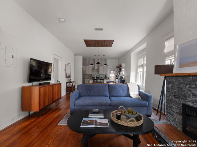 Listing photo id 4 for 238 Carolina Street