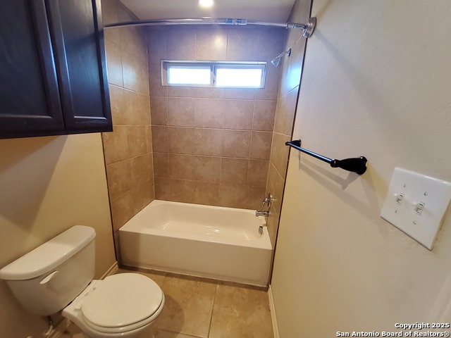 Image 16 of 26 For 6003 Karly Way  104