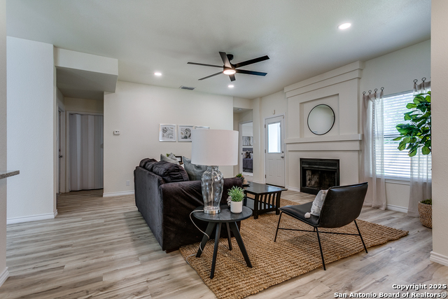 Image 6 of 25 For 5938 Larkmeadow Dr