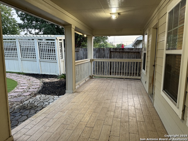Image 28 of 32 For 8119 Silver Hampton