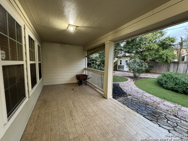 Image 29 of 32 For 8119 Silver Hampton