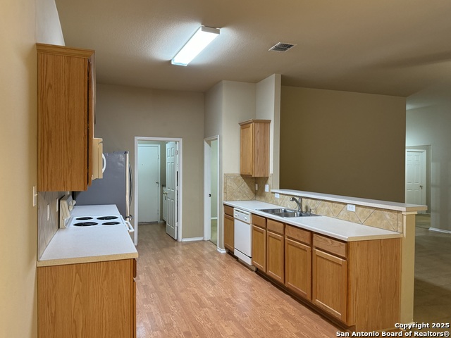 Image 7 of 32 For 8119 Silver Hampton