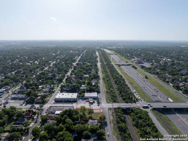 Listing photo id 2 for 1621 South New Braunfels Ave