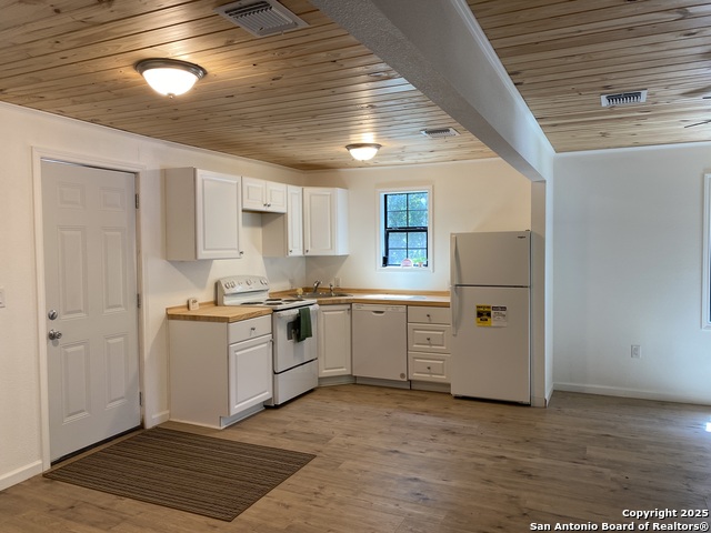 Image 5 of 15 For 202 Cottage