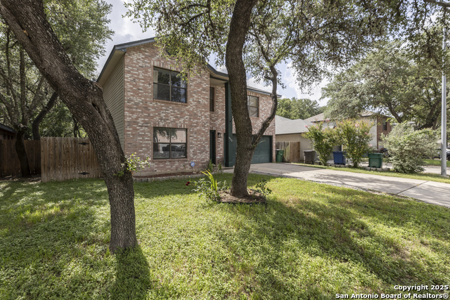 Listing photo id 0 for 8922 Rue De Lis