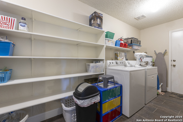 Listing photo id 21 for 8922 Rue De Lis