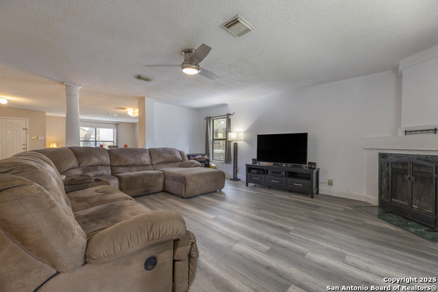 Listing photo id 2 for 8922 Rue De Lis