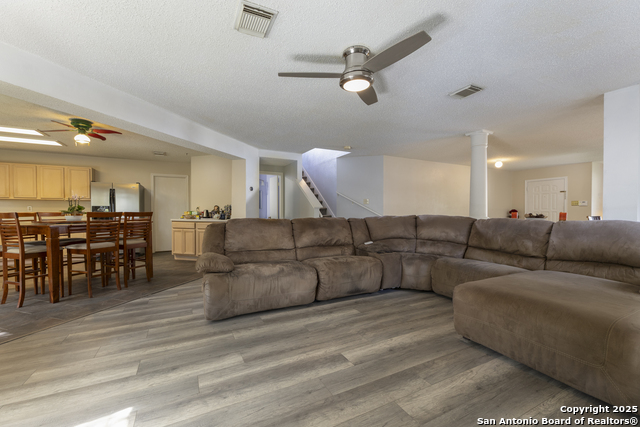 Listing photo id 3 for 8922 Rue De Lis