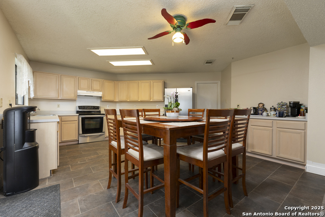 Listing photo id 6 for 8922 Rue De Lis