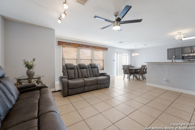 Listing photo id 1 for 4742 Lyndys Farm