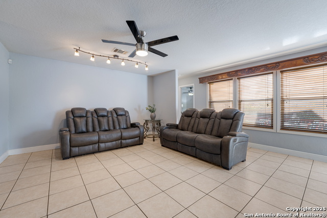 Listing photo id 2 for 4742 Lyndys Farm