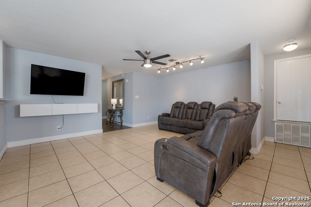 Listing photo id 3 for 4742 Lyndys Farm