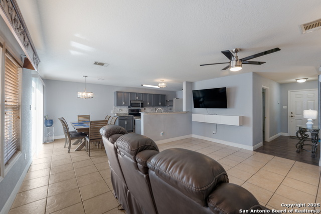 Listing photo id 4 for 4742 Lyndys Farm