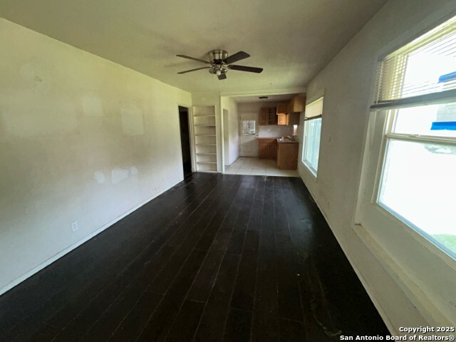 Listing photo id 6 for 970 Glamis