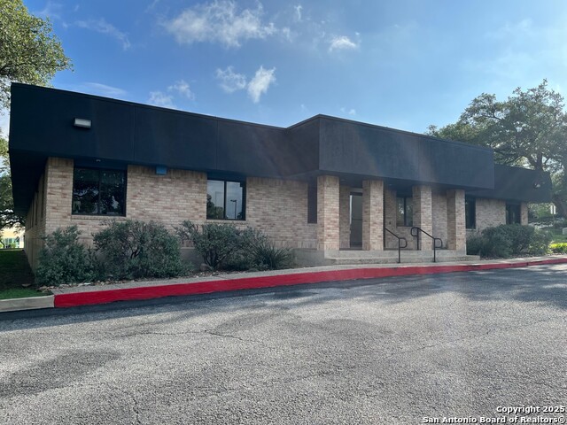 Listing photo id 6 for 5711 Northwest Parkway