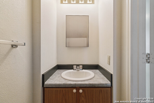 Image 14 of 25 For 8902 Breezefield