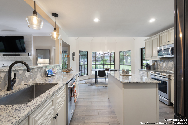 Image 5 of 29 For 21005 Hickory Bend