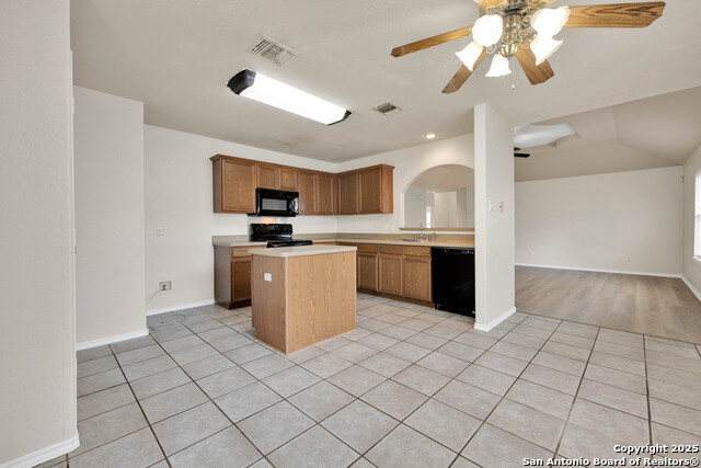 Listing photo id 11 for 8255 Elm Glade