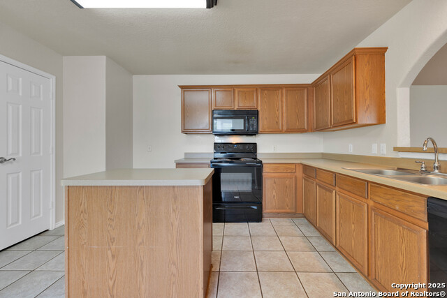 Listing photo id 12 for 8255 Elm Glade