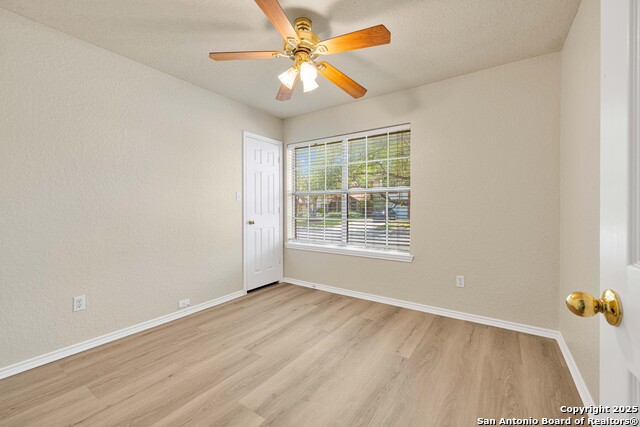Listing photo id 3 for 8255 Elm Glade