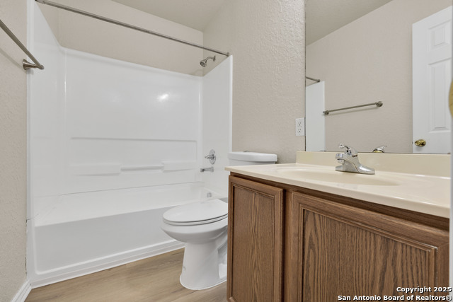 Listing photo id 6 for 8255 Elm Glade