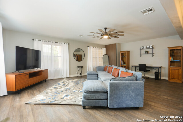 Listing photo id 4 for 9011 Welles Way 1