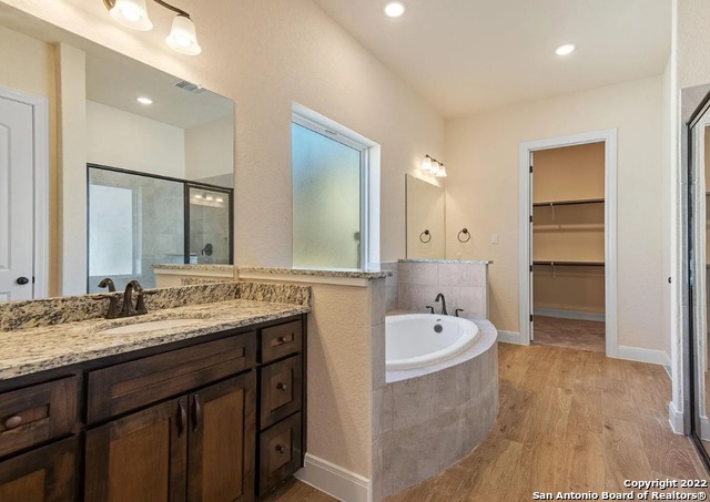 Image 4 of 19 For 620 Carriage House  32