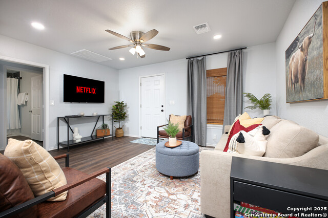 Listing photo id 8 for 559 W Nacogdoches St