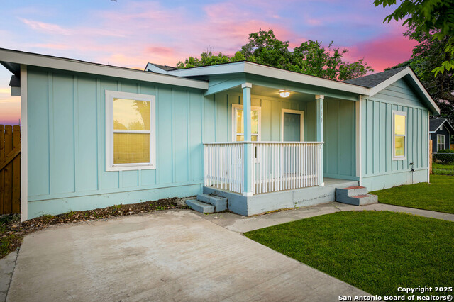 Listing photo id 1 for 559 W Nacogdoches St
