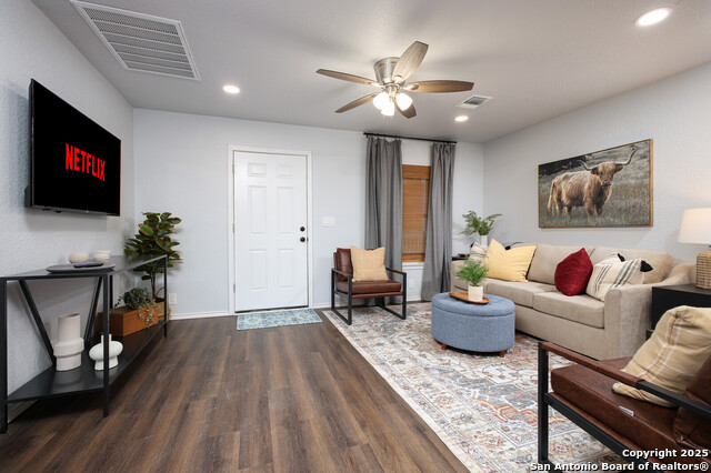 Listing photo id 5 for 559 W Nacogdoches St