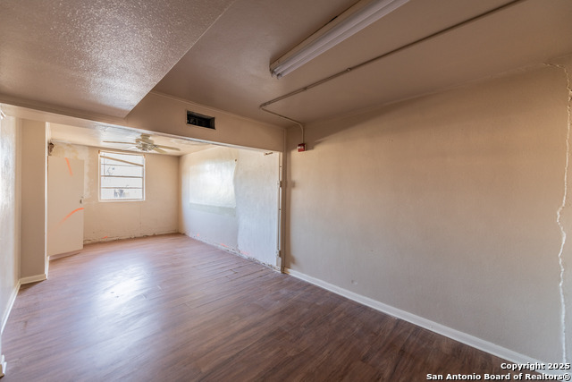 Image 11 of 34 For 910 Manor Dr