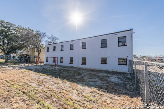Image 2 of 34 For 910 Manor Dr