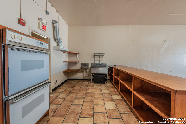 Image 20 of 34 For 910 Manor Dr