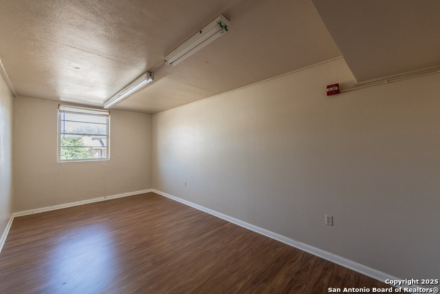 Image 3 of 34 For 910 Manor Dr