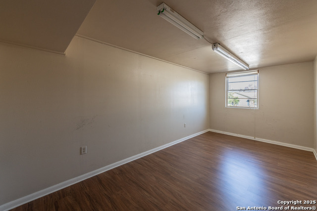 Image 33 of 34 For 910 Manor Dr