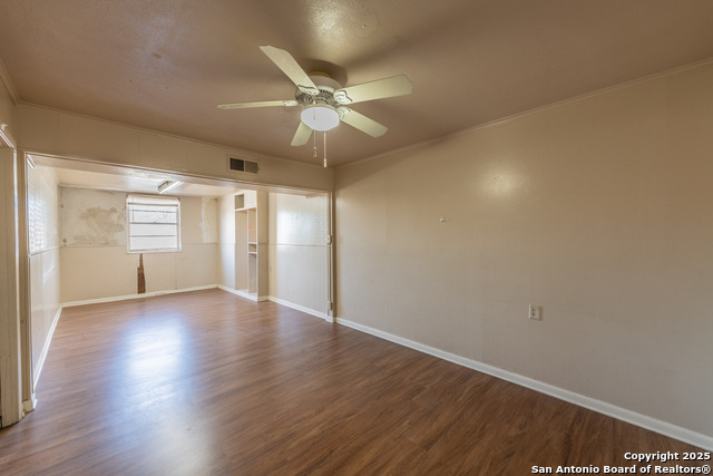 Image 8 of 34 For 910 Manor Dr