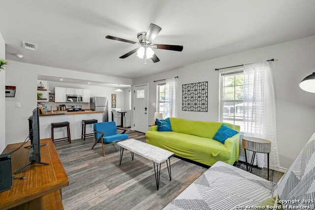 Image 9 of 27 For 226 Bee St  