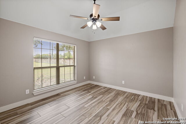 Listing photo id 20 for 781 Woodland