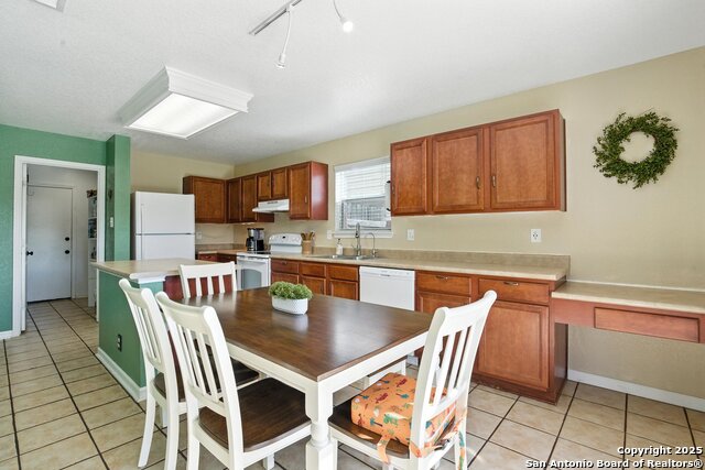 Image 22 of 57 For 7722 Cortland Oak