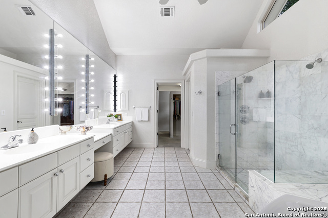 Listing photo id 29 for 14122 Bluff Manor