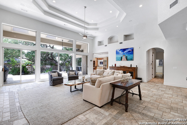Listing photo id 3 for 14122 Bluff Manor