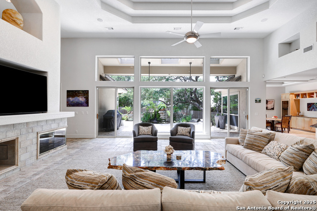 Listing photo id 4 for 14122 Bluff Manor
